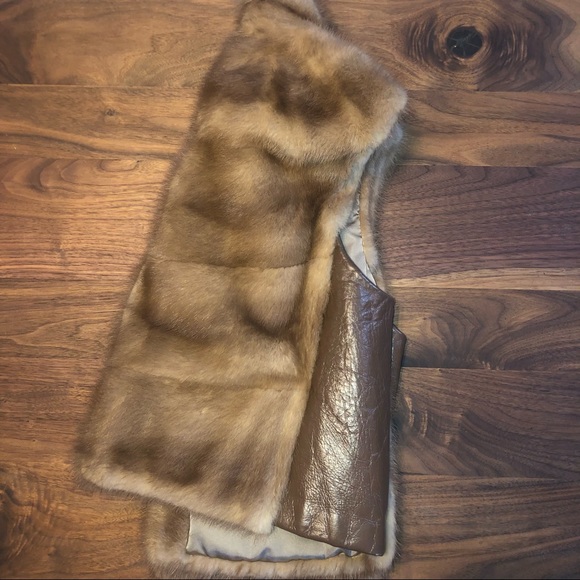Real fur vest with leather sides pockets and clasp - Picture 3 of 9